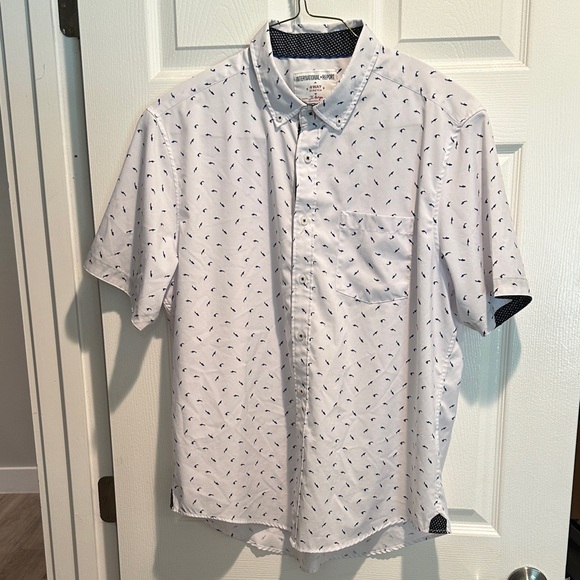 Men's XL White Patterned w Blue Sharks Short Sleeve Shirt - Picture 1 of 7